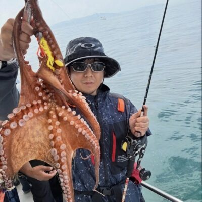 スタッフ乾 明石の船タコエギングでキロアップを釣り上げる